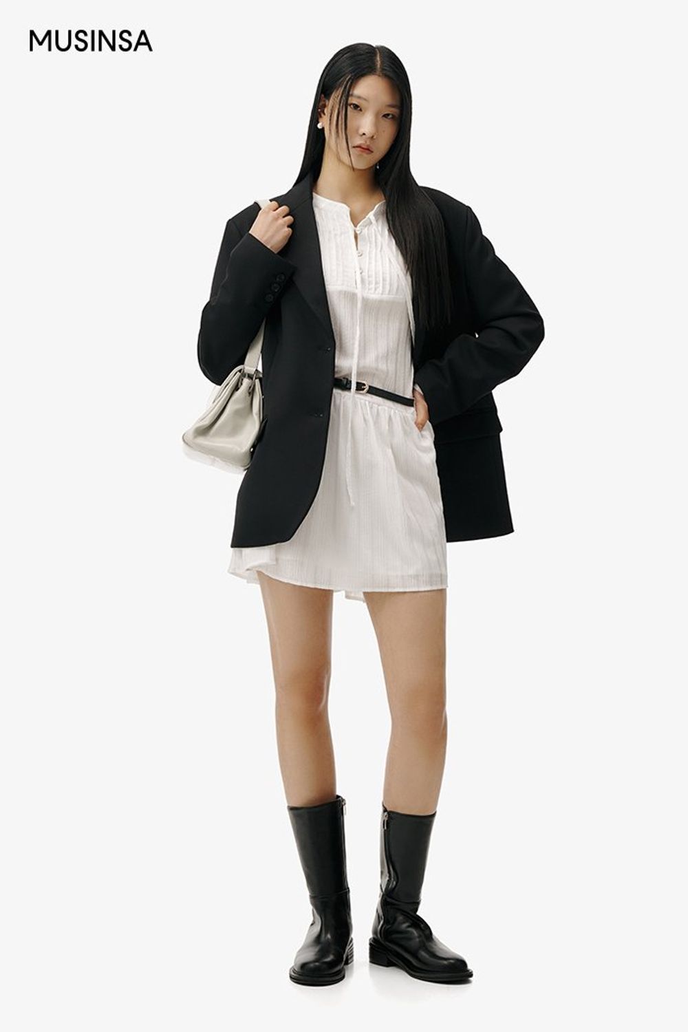에스닉 무드의 미니 원피스에 블레이저를 더해 완성한 로맨틱 룩 #모노톤 #봄 #로맨틱 #데이트룩 #에스닉 #핀턱원피스