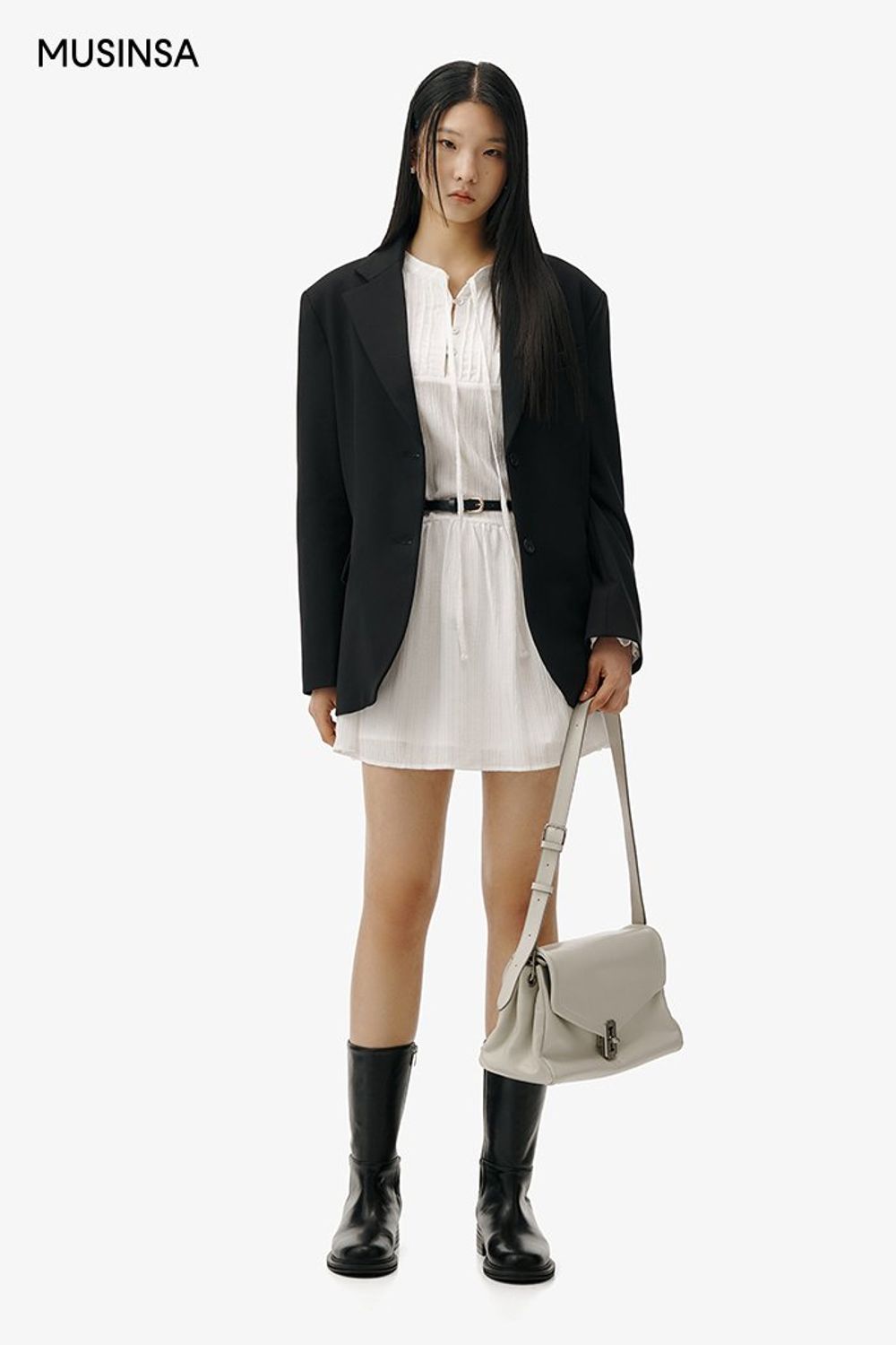 에스닉 무드의 미니 원피스에 블레이저를 더해 완성한 로맨틱 룩 #모노톤 #봄 #로맨틱 #데이트룩 #에스닉 #핀턱원피스