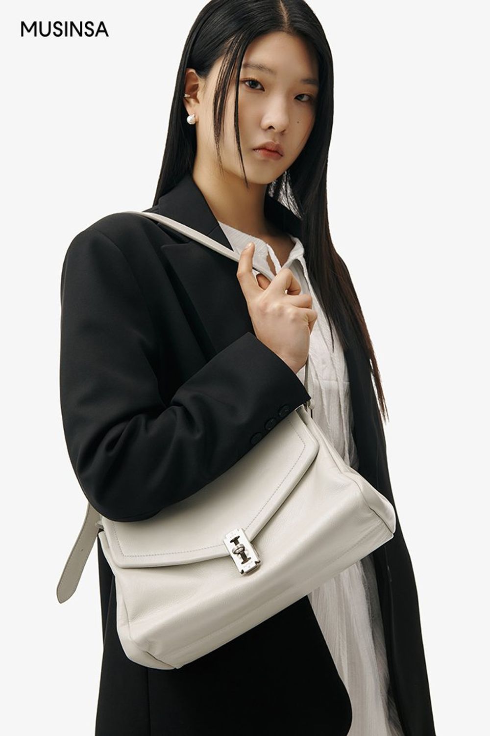 에스닉 무드의 미니 원피스에 블레이저를 더해 완성한 로맨틱 룩 #모노톤 #봄 #로맨틱 #데이트룩 #에스닉 #핀턱원피스