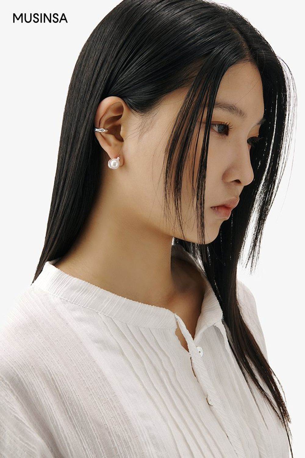 에스닉 무드의 미니 원피스에 블레이저를 더해 완성한 로맨틱 룩 #모노톤 #봄 #로맨틱 #데이트룩 #에스닉 #핀턱원피스
