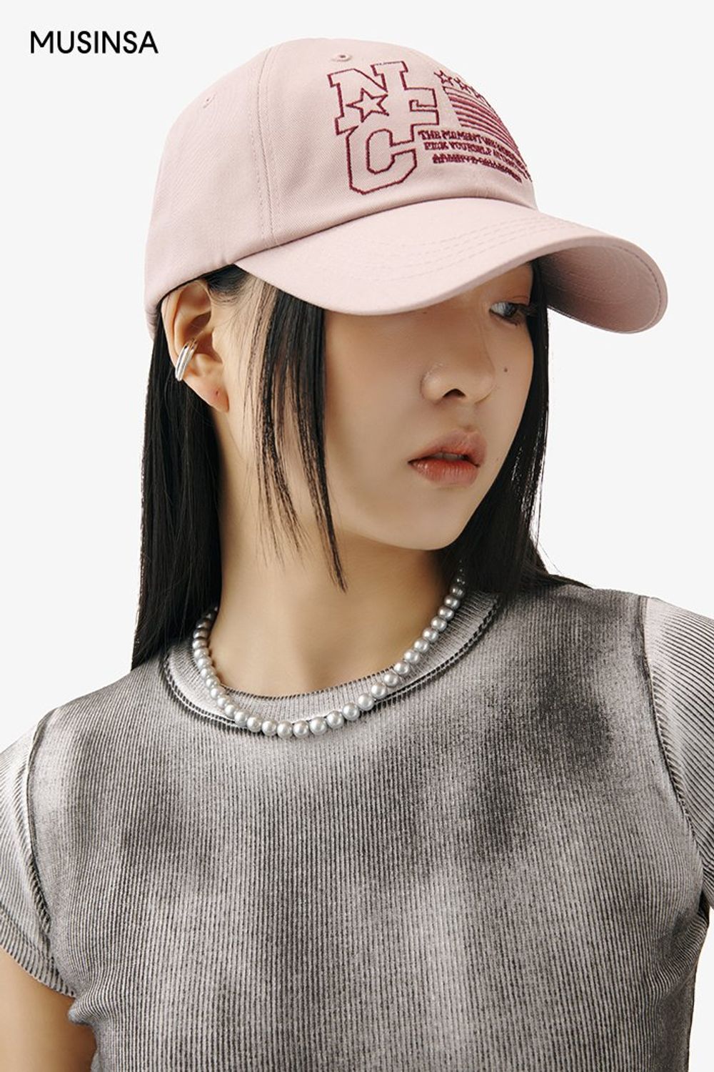 블랙 블레이저와 슬랙스를 셋업으로 연출하고 볼캡으로 포인트를 더한 캐주얼 룩 #오버핏 #와이드핏 #컬러포인트 #셋업코디 #키높이 #봄 #캐주얼 #핀턱팬츠 #크롭티셔츠 #수트셋업 #워싱티셔츠
