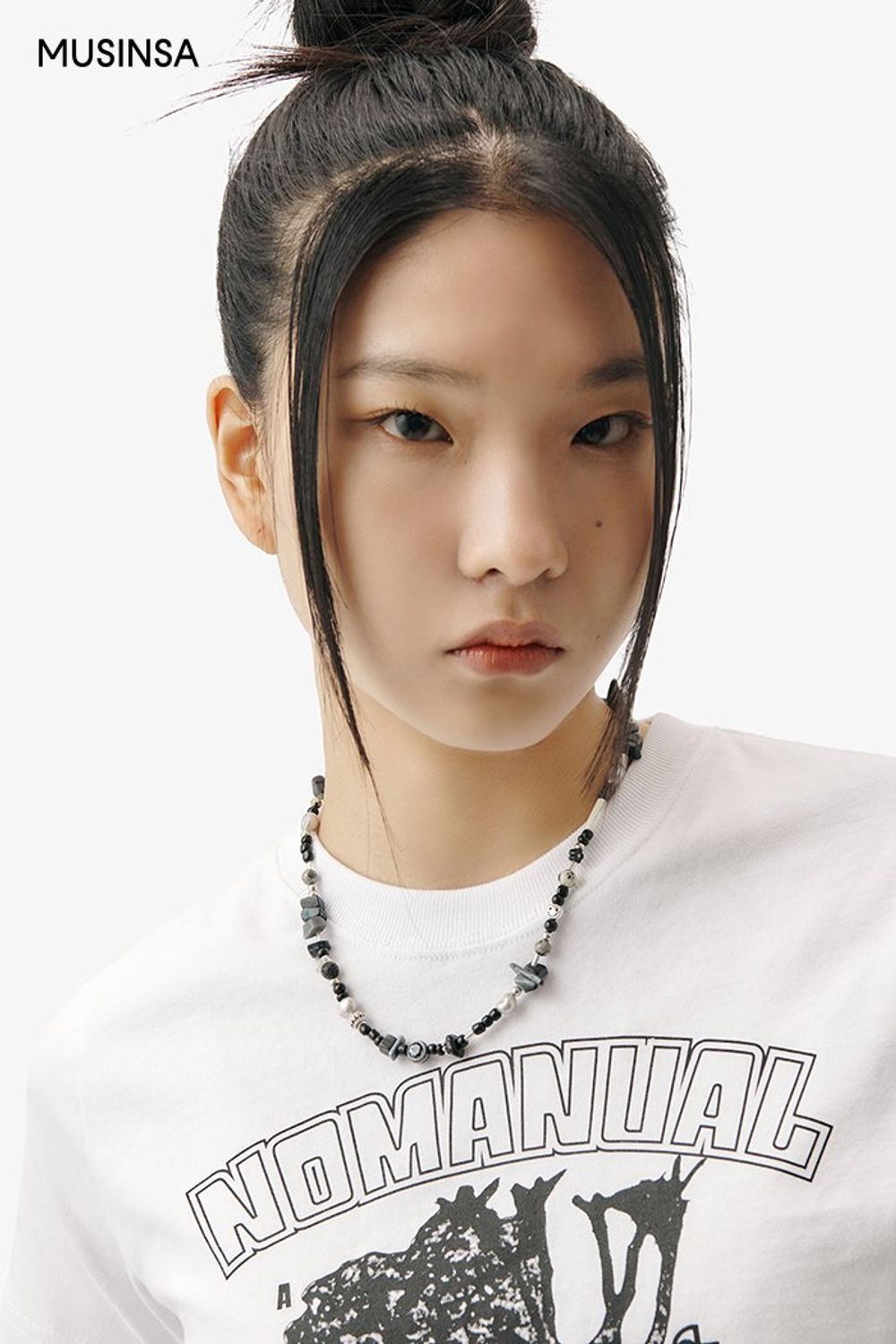 그래픽 티셔츠에 와이드 슬랙스를 매치한 후 워싱 데님 재킷으로 마무리한 캐주얼 룩 #로고플레이 #오버핏 #와이드핏 #키높이 #봄 #캐주얼 #데님재킷 #워싱데님 #핀턱팬츠