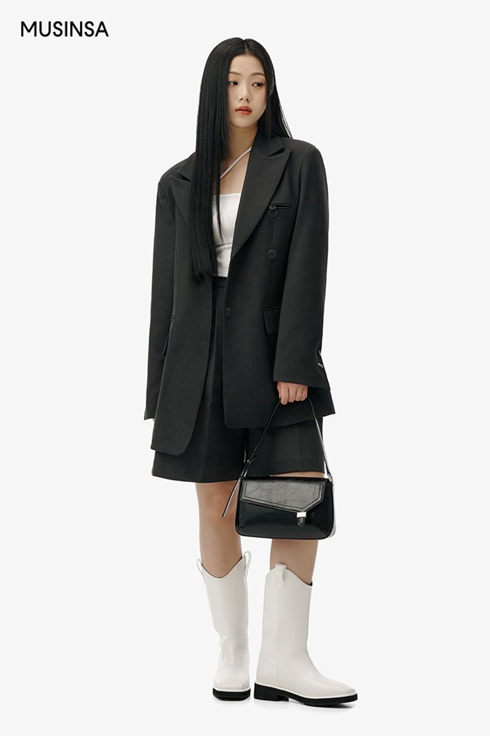 요즘 날씨에 입기 좋은 블레이저 재킷과 버뮤다 팬츠로 스타일링한 시크 코디네이션 #오버핏 #모노톤 #핀턱 #봄 #시크 #웨스턴부츠
