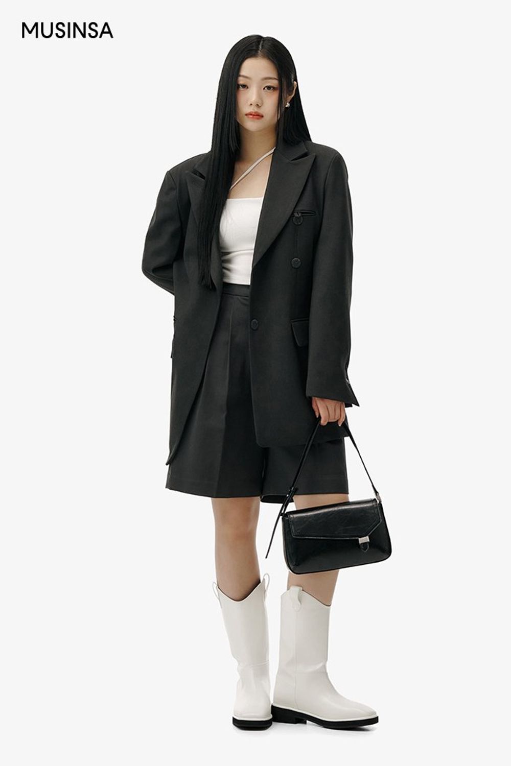 요즘 날씨에 입기 좋은 블레이저 재킷과 버뮤다 팬츠로 스타일링한 시크 코디네이션 #오버핏 #모노톤 #핀턱 #봄 #시크 #웨스턴부츠