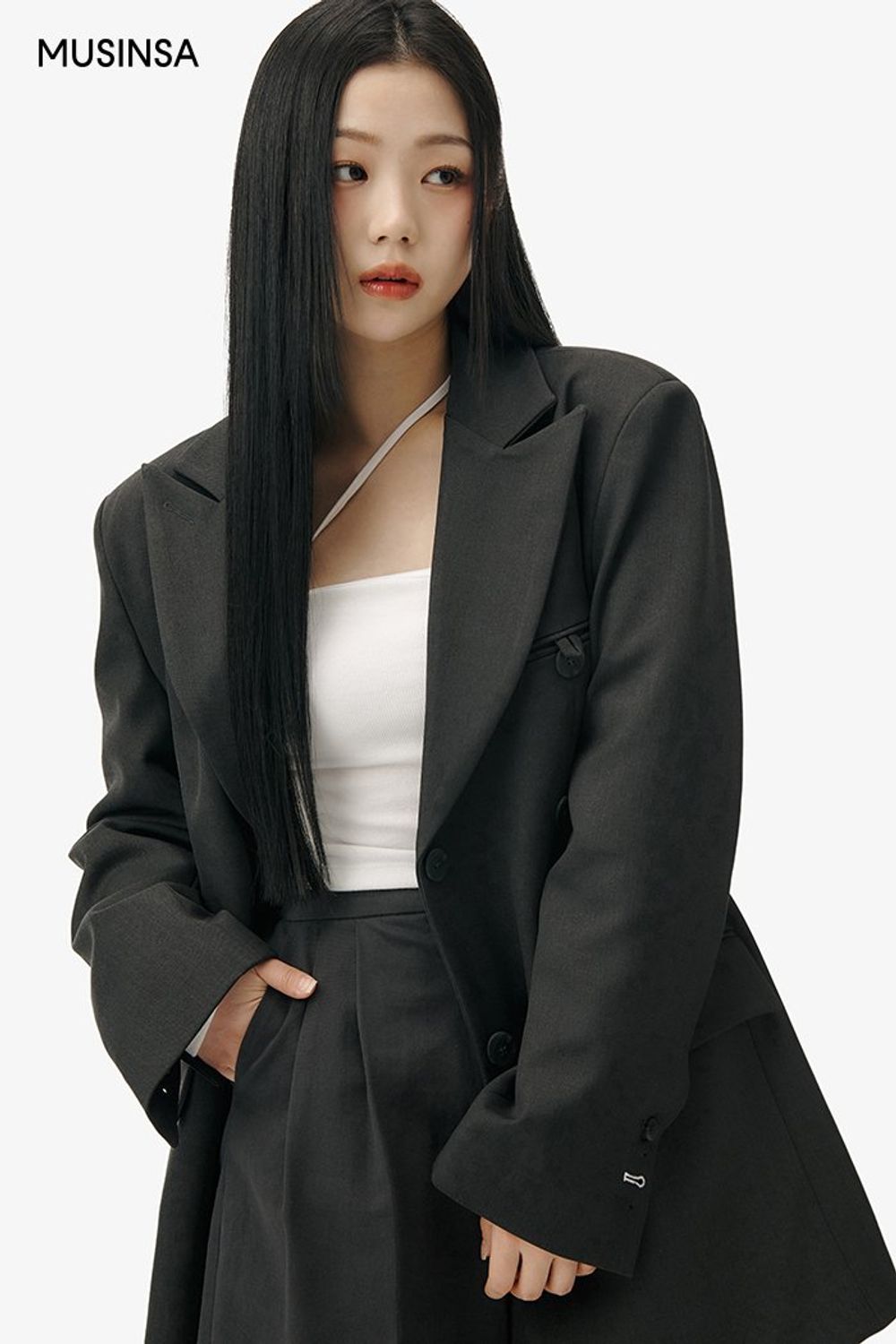 요즘 날씨에 입기 좋은 블레이저 재킷과 버뮤다 팬츠로 스타일링한 시크 코디네이션 #오버핏 #모노톤 #핀턱 #봄 #시크 #웨스턴부츠