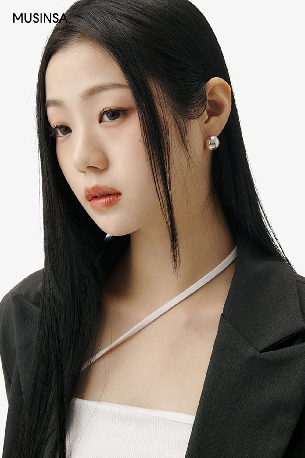 요즘 날씨에 입기 좋은 블레이저 재킷과 버뮤다 팬츠로 스타일링한 시크 코디네이션 #오버핏 #모노톤 #핀턱 #봄 #시크 #웨스턴부츠