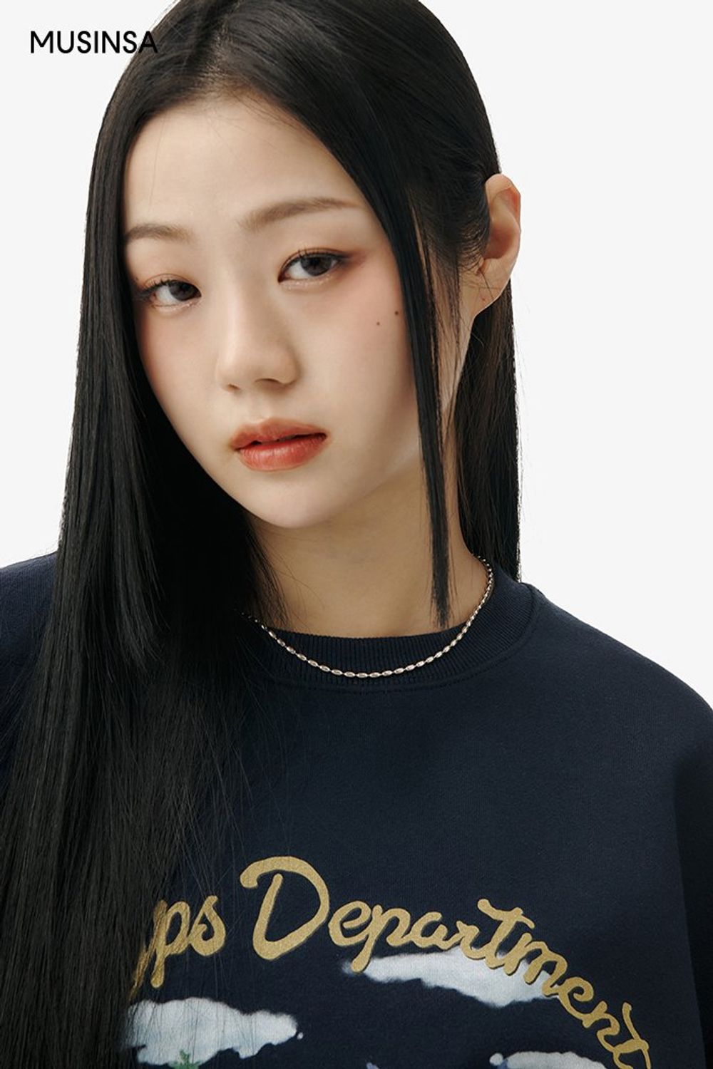 그래픽 디테일의 스웨트셔츠와 미니스커트, 스니커즈로 연출한 캐주얼 코디 #그래픽 #스트라이프 #짧치 #봄 #캐주얼