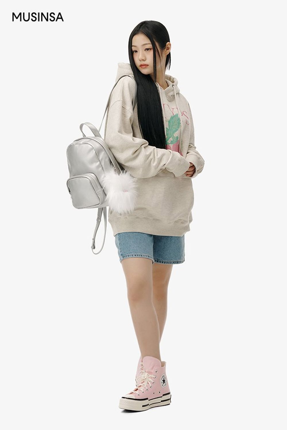 귀여운 그래픽의 후드 티셔츠와 데님 팬츠를 코디한 후 스니커즈로 마무리한 캐주얼 룩 #그래픽 #꾸안꾸 #봄 #캐주얼 #키링 #미니백팩