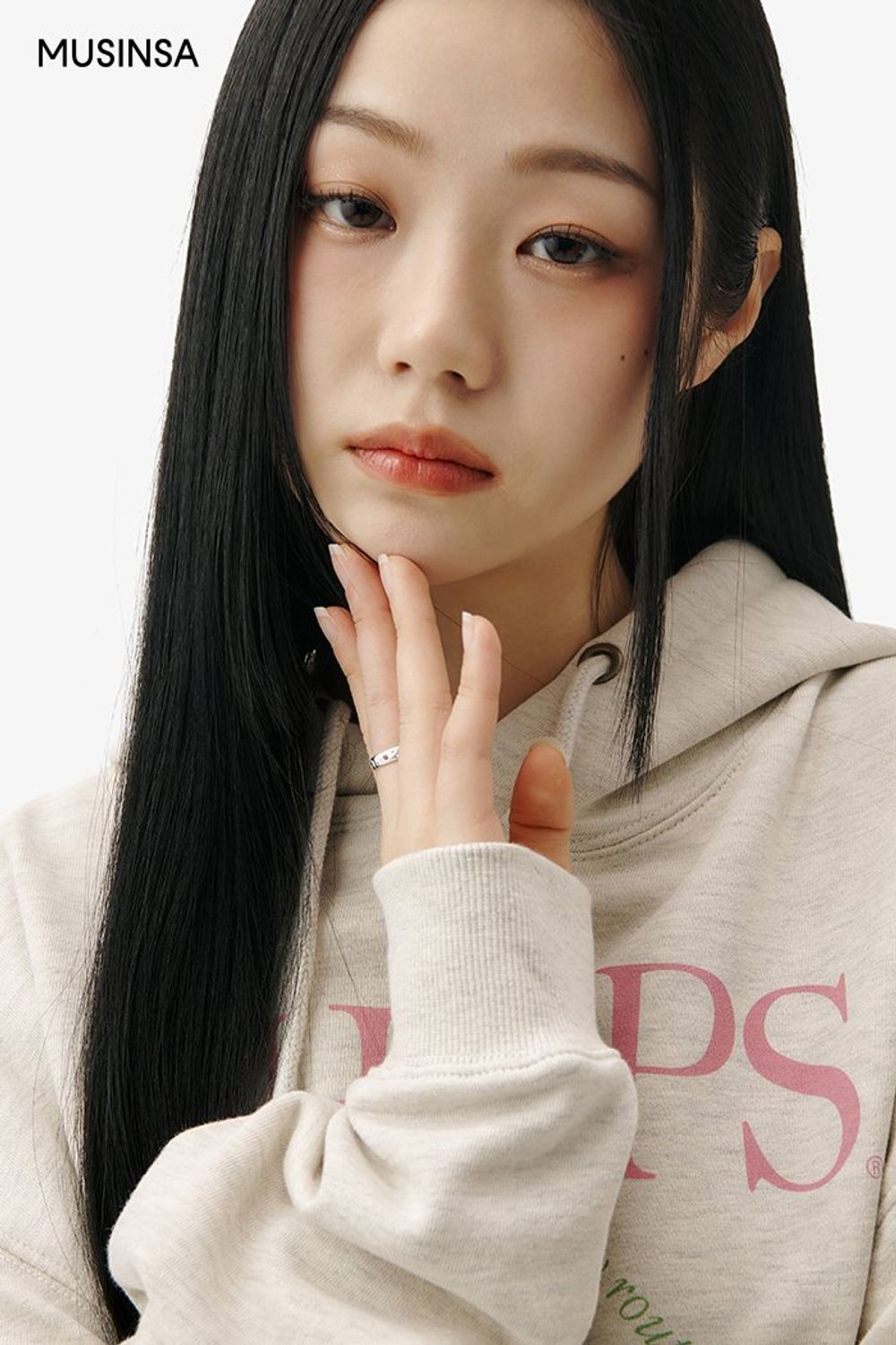 귀여운 그래픽의 후드 티셔츠와 데님 팬츠를 코디한 후 스니커즈로 마무리한 캐주얼 룩 #그래픽 #꾸안꾸 #봄 #캐주얼 #키링 #미니백팩