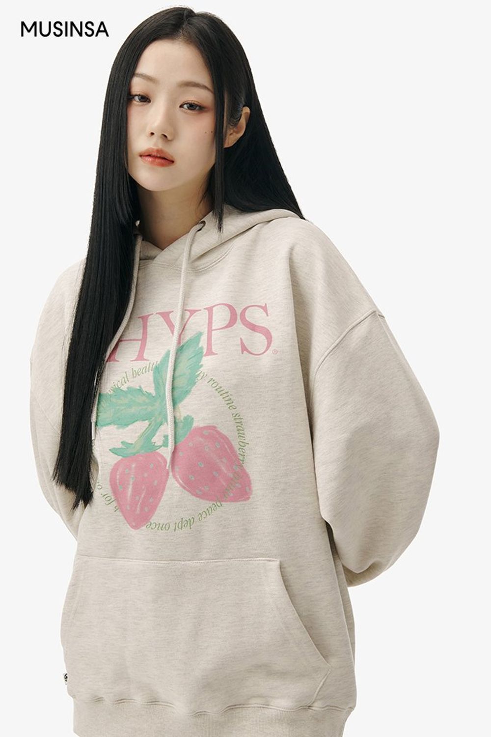 귀여운 그래픽의 후드 티셔츠와 데님 팬츠를 코디한 후 스니커즈로 마무리한 캐주얼 룩 #그래픽 #꾸안꾸 #봄 #캐주얼 #키링 #미니백팩