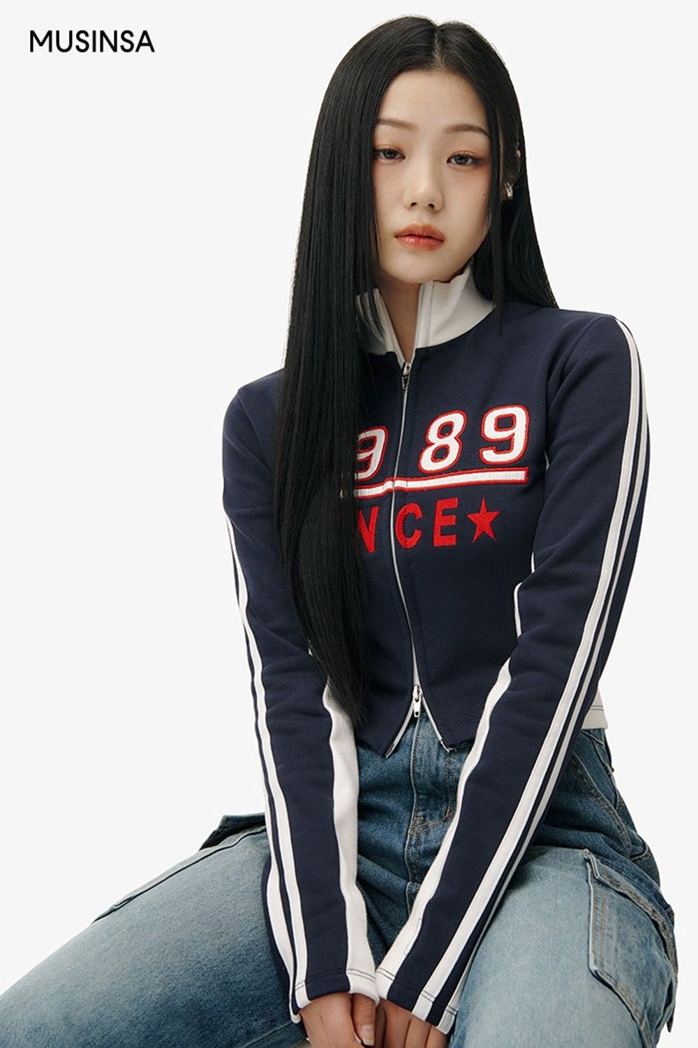 레터링 디테일이 돋보이는 트레이닝 집업과 데님 팬츠를 연출하고 키링으로 센스를 더한 캐주얼 룩 #레터링 #와이드핏 #컬러블록 #워싱 #키높이 #카고 #크롭 #봄 #캐주얼 #투웨이집업 #키링