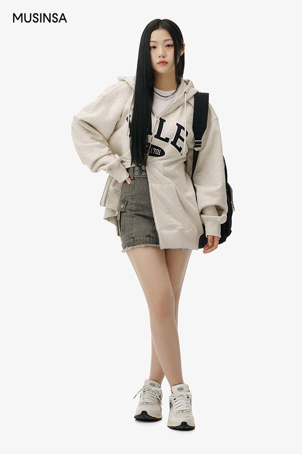 편안하게 입기 좋은 후드 집업과 미니스커트의 조합이 돋보이는 캐주얼 룩 #로고플레이 #짧치 #캠퍼스 #워싱 #봄 #캐주얼