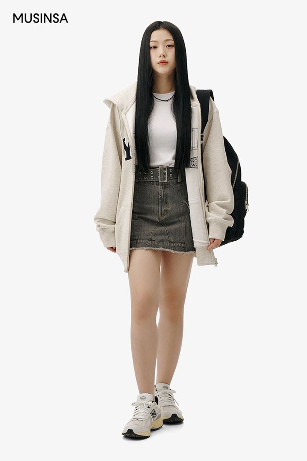 편안하게 입기 좋은 후드 집업과 미니스커트의 조합이 돋보이는 캐주얼 룩 #로고플레이 #짧치 #캠퍼스 #워싱 #봄 #캐주얼