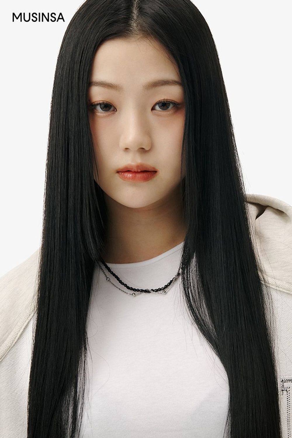 편안하게 입기 좋은 후드 집업과 미니스커트의 조합이 돋보이는 캐주얼 룩 #로고플레이 #짧치 #캠퍼스 #워싱 #봄 #캐주얼
