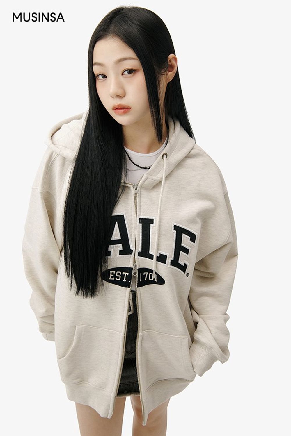 편안하게 입기 좋은 후드 집업과 미니스커트의 조합이 돋보이는 캐주얼 룩 #로고플레이 #짧치 #캠퍼스 #워싱 #봄 #캐주얼