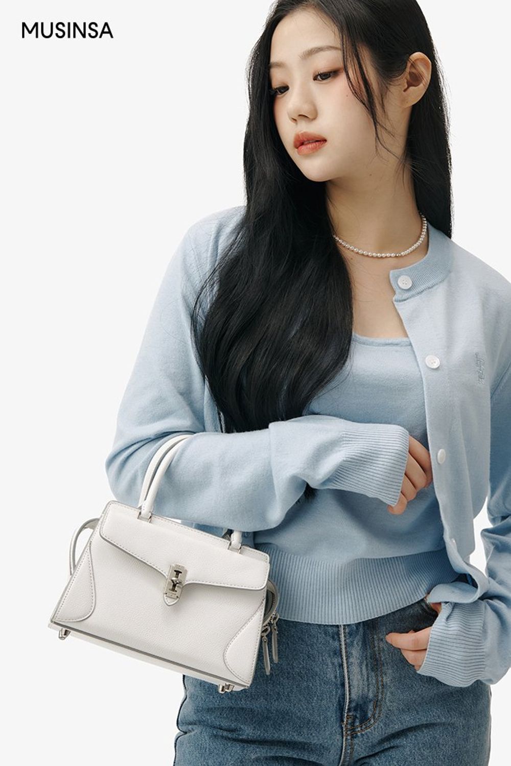 블루 컬러가 돋보이는 카디건 셋업과 데님 팬츠를 매치해 완성한 로맨틱 코디 #파스텔 #셋업코디 #부츠컷 #워싱 #봄 #로맨틱