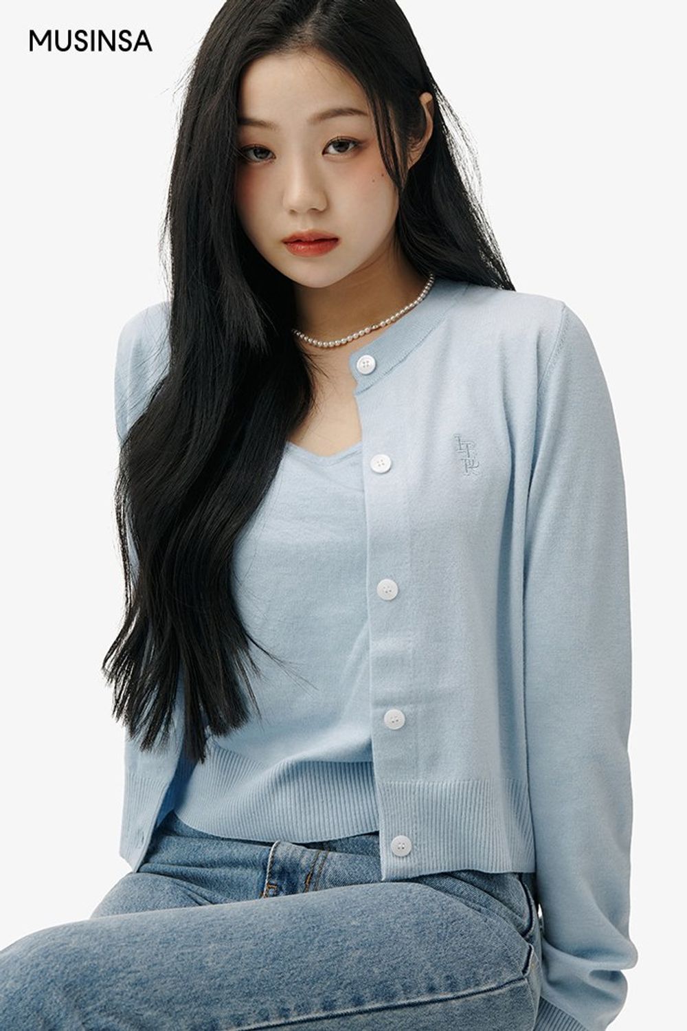 블루 컬러가 돋보이는 카디건 셋업과 데님 팬츠를 매치해 완성한 로맨틱 코디 #파스텔 #셋업코디 #부츠컷 #워싱 #봄 #로맨틱