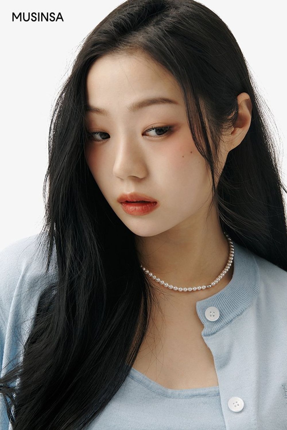 블루 컬러가 돋보이는 카디건 셋업과 데님 팬츠를 매치해 완성한 로맨틱 코디 #파스텔 #셋업코디 #부츠컷 #워싱 #봄 #로맨틱
