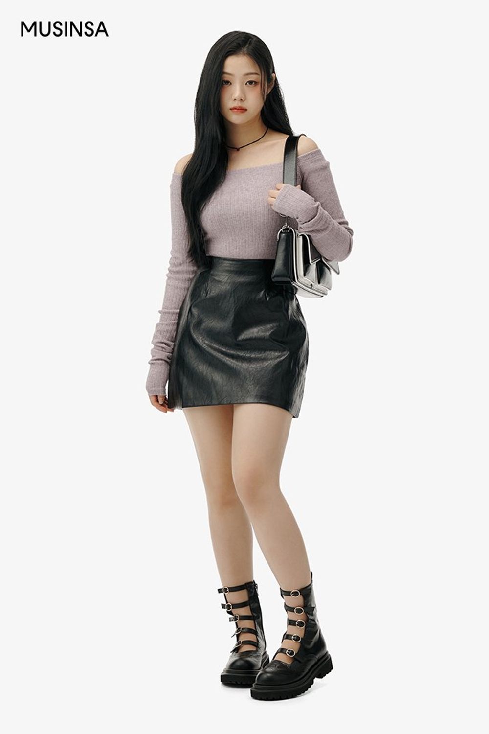 오프숄더 티셔츠와 미니스커트, 숄더백으로 꾸민 걸리시 코디네이션 #짧치 #여친룩 #레더 #오프숄더 #봄 #걸리시