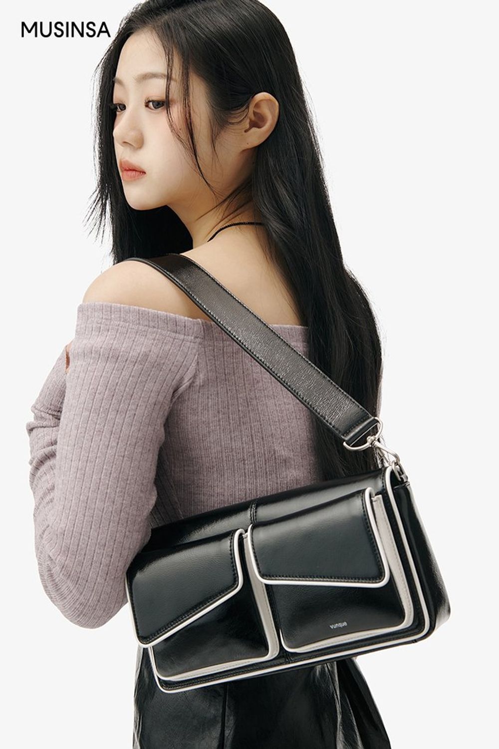 오프숄더 티셔츠와 미니스커트, 숄더백으로 꾸민 걸리시 코디네이션 #짧치 #여친룩 #레더 #오프숄더 #봄 #걸리시