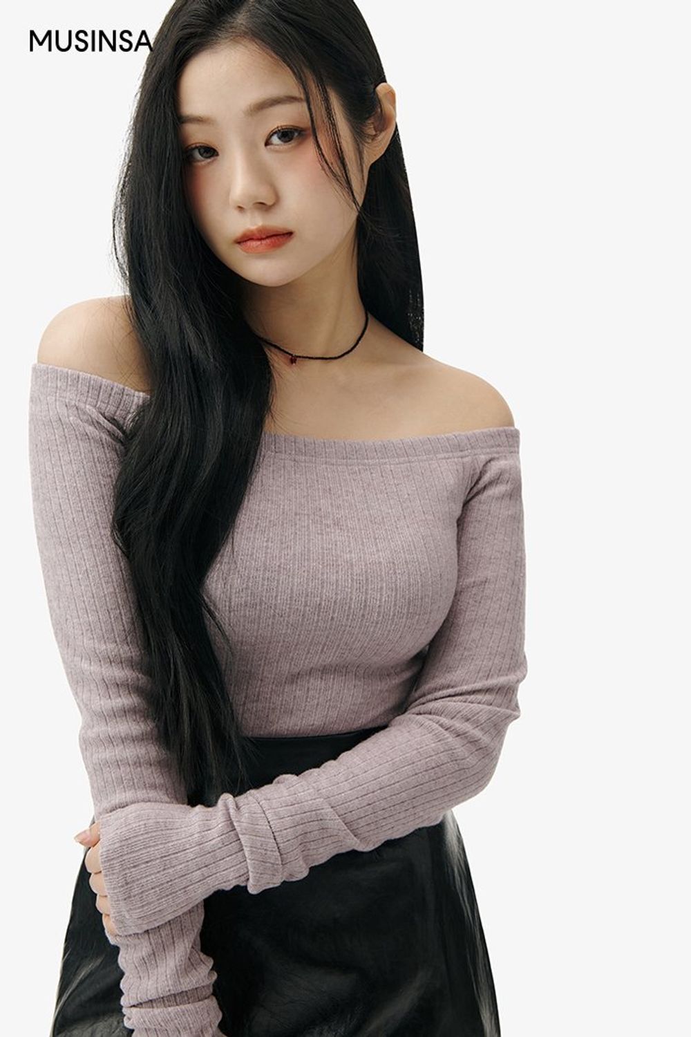 오프숄더 티셔츠와 미니스커트, 숄더백으로 꾸민 걸리시 코디네이션 #짧치 #여친룩 #레더 #오프숄더 #봄 #걸리시