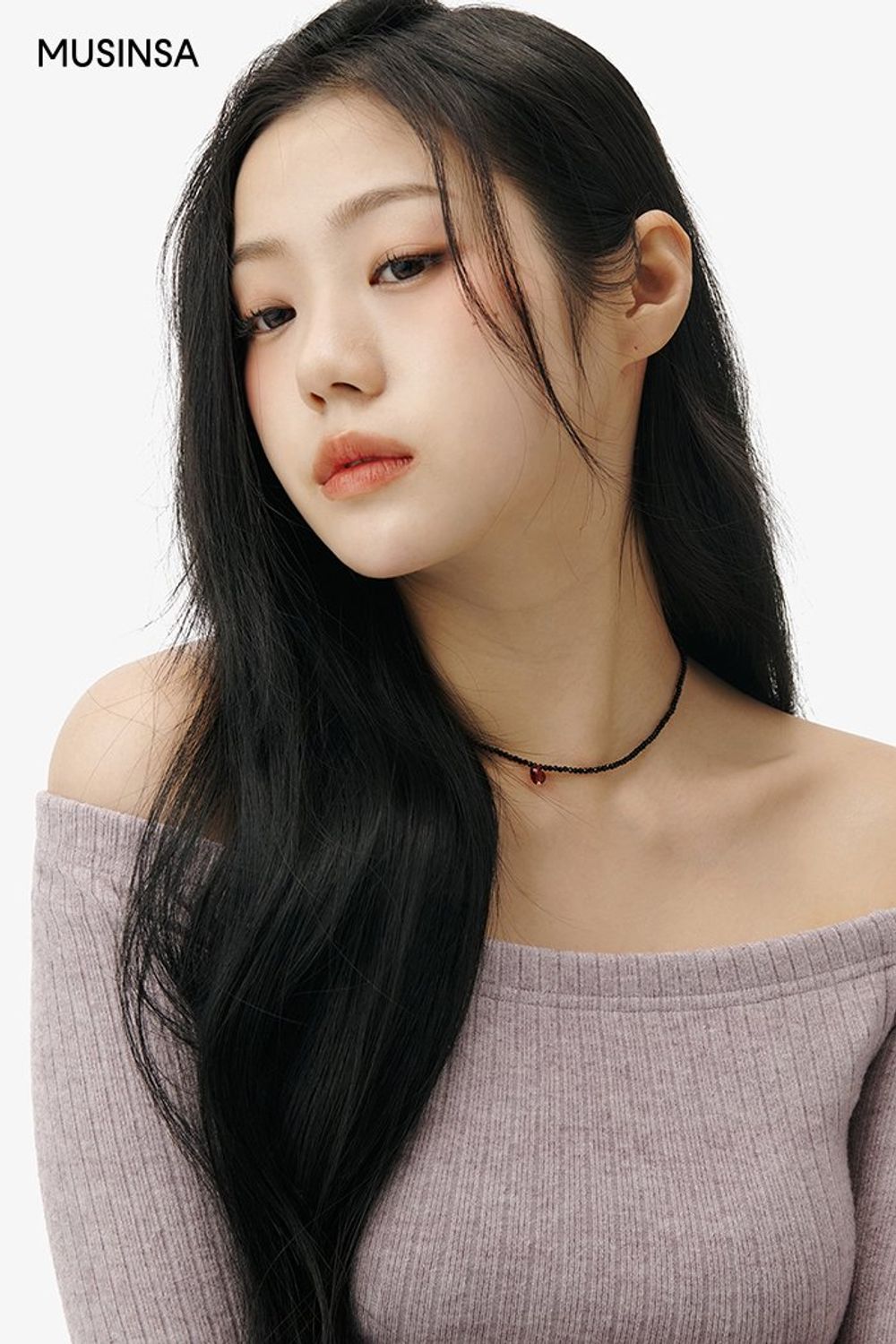 오프숄더 티셔츠와 미니스커트, 숄더백으로 꾸민 걸리시 코디네이션 #짧치 #여친룩 #레더 #오프숄더 #봄 #걸리시