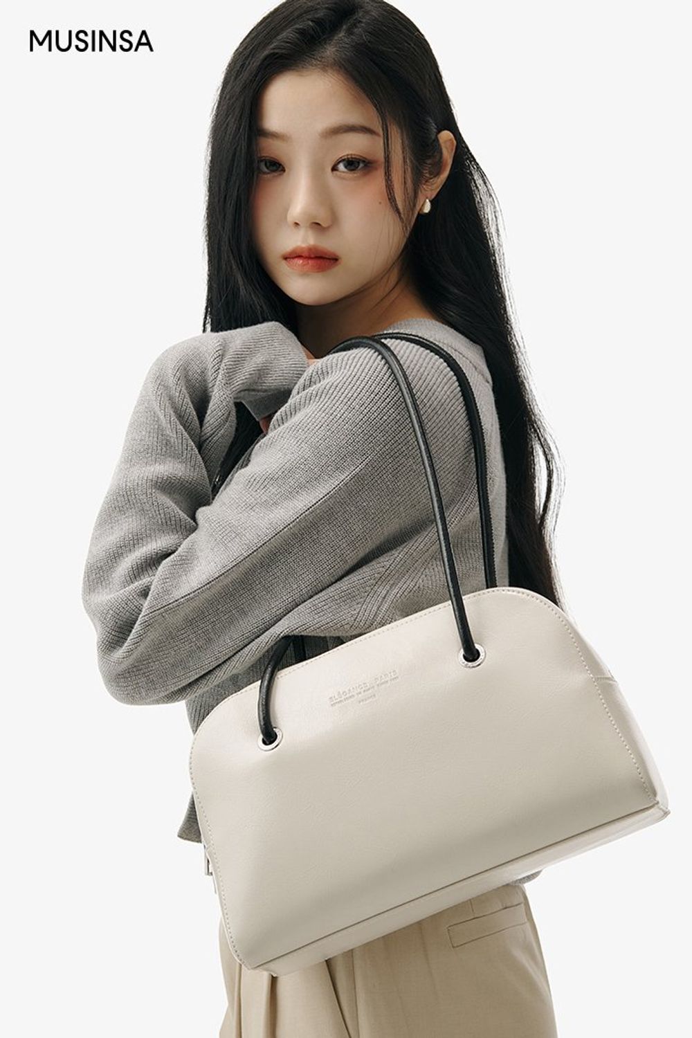 미니멀 무드의 카디건과 슬랙스를 연출하고 첼시 부츠로 마무리한 포멀 코디 #미니멀 #와이드핏 #출근룩 #핀턱 #봄 #포멀 #비즈니스캐주얼