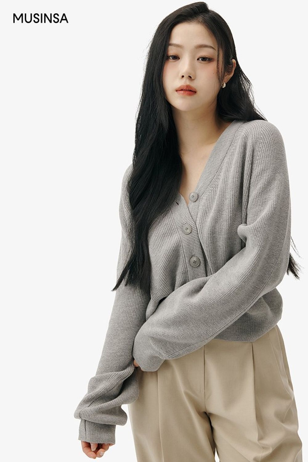 미니멀 무드의 카디건과 슬랙스를 연출하고 첼시 부츠로 마무리한 포멀 코디 #미니멀 #와이드핏 #출근룩 #핀턱 #봄 #포멀 #비즈니스캐주얼