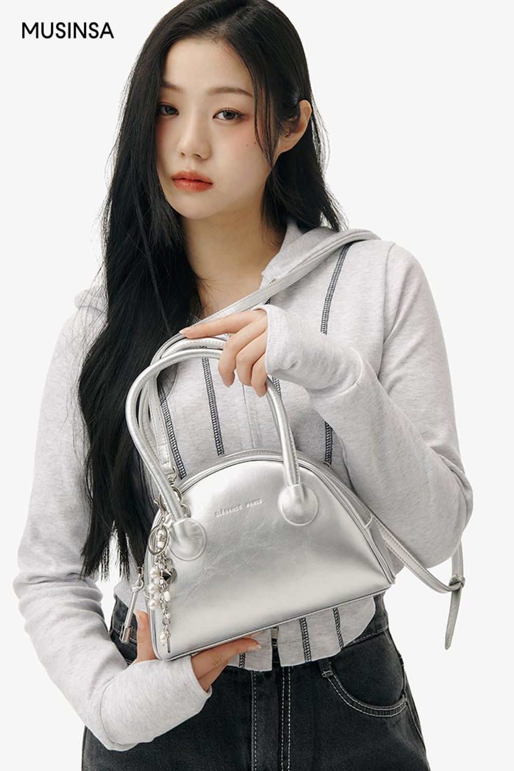 스티치 디테일이 돋보이는 후드 집업과 데님 팬츠로 스타일링한 캐주얼 룩 #와이드핏 #워싱 #크롭 #스티치 #메탈릭 #봄 #캐주얼 #키링