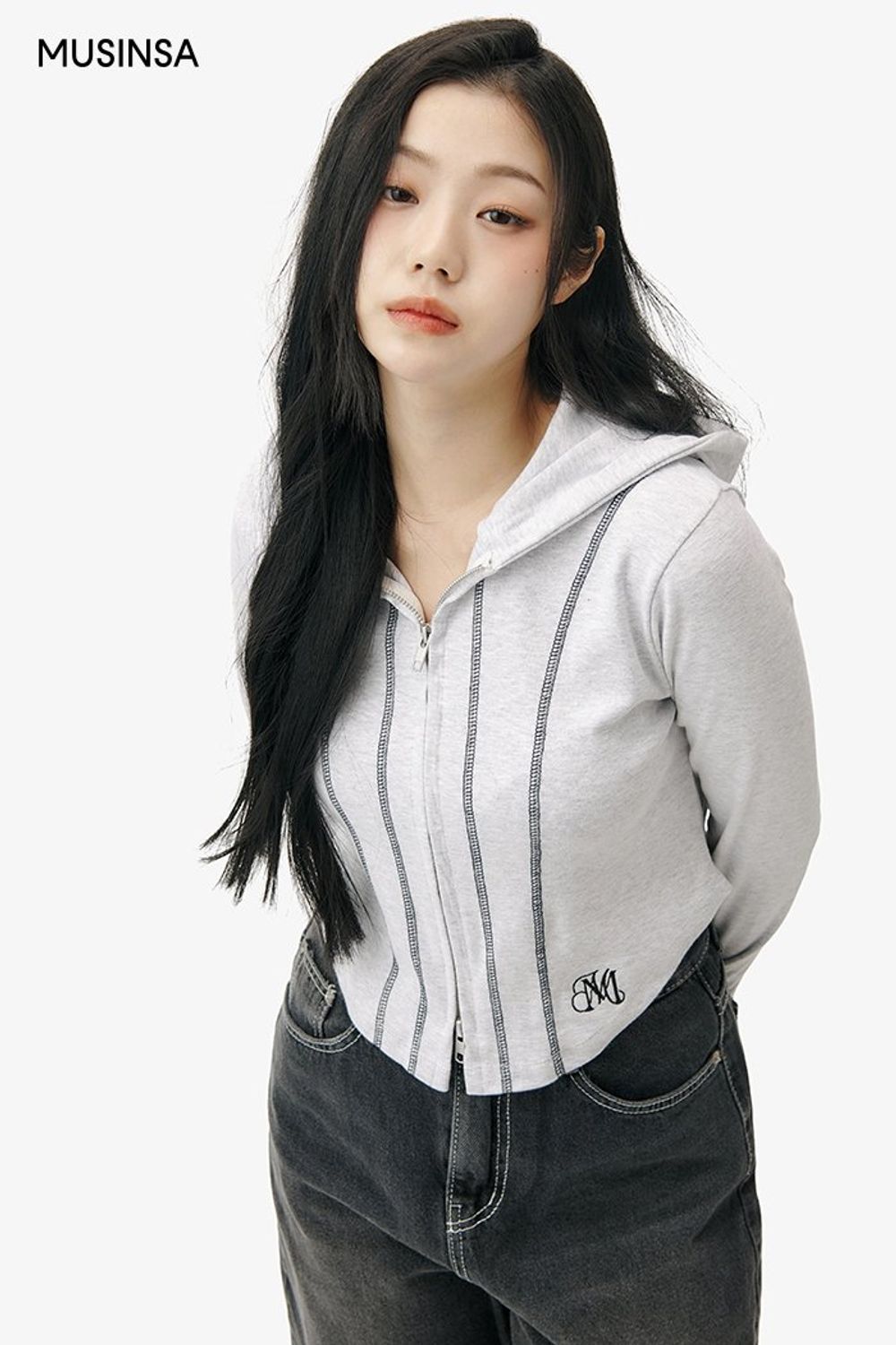 스티치 디테일이 돋보이는 후드 집업과 데님 팬츠로 스타일링한 캐주얼 룩 #와이드핏 #워싱 #크롭 #스티치 #메탈릭 #봄 #캐주얼 #키링
