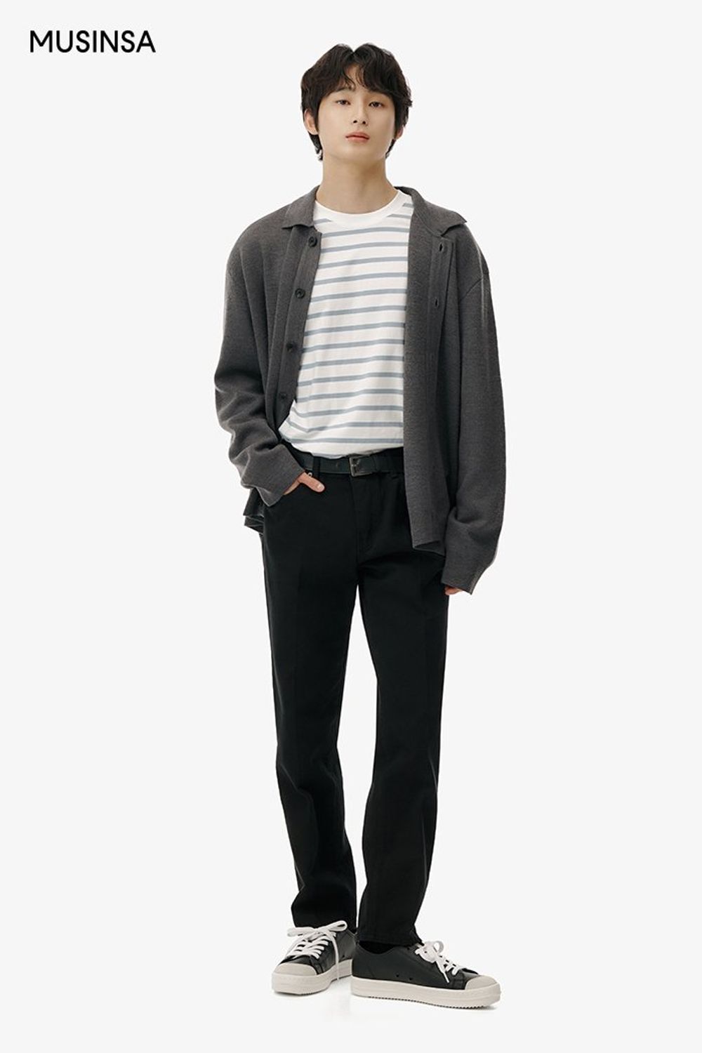 스트라이프 티셔츠에 데님 팬츠를 매치하고 카디건을 걸쳐 완성한 댄디 룩 #슬림핏 #스트라이프 #봄 #캐주얼