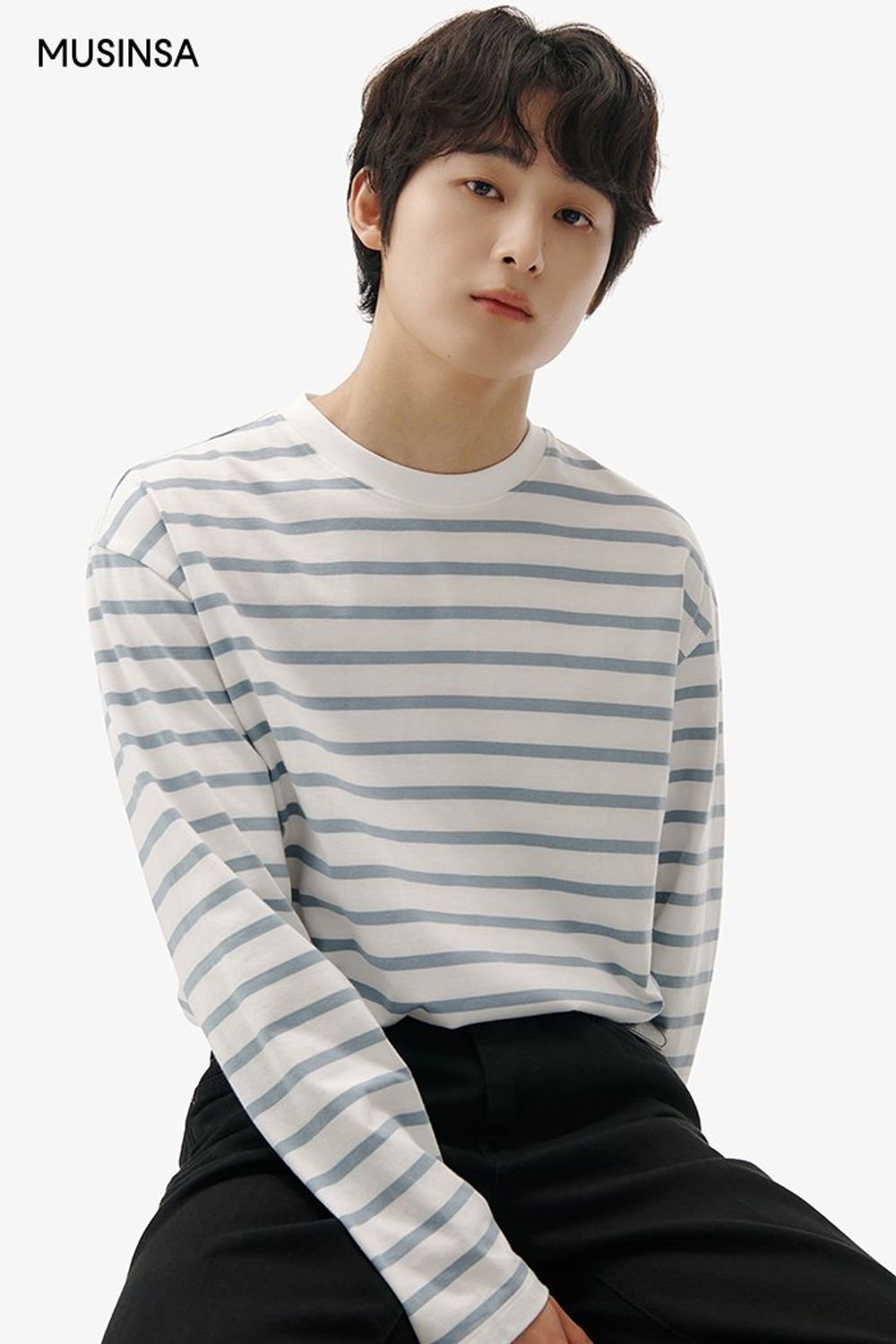 스트라이프 티셔츠에 데님 팬츠를 매치하고 카디건을 걸쳐 완성한 댄디 룩 #슬림핏 #스트라이프 #봄 #캐주얼