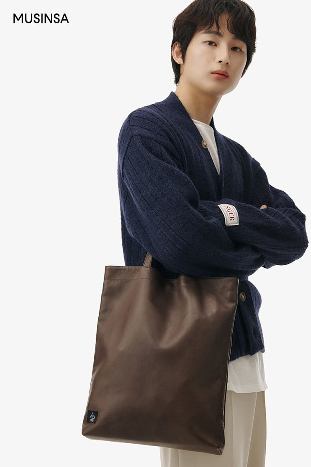 카디건에 슬랙스를 매치하고 토트백을 들어 마무리한 댄디 룩 #오버핏 #심볼 #봄 #댄디