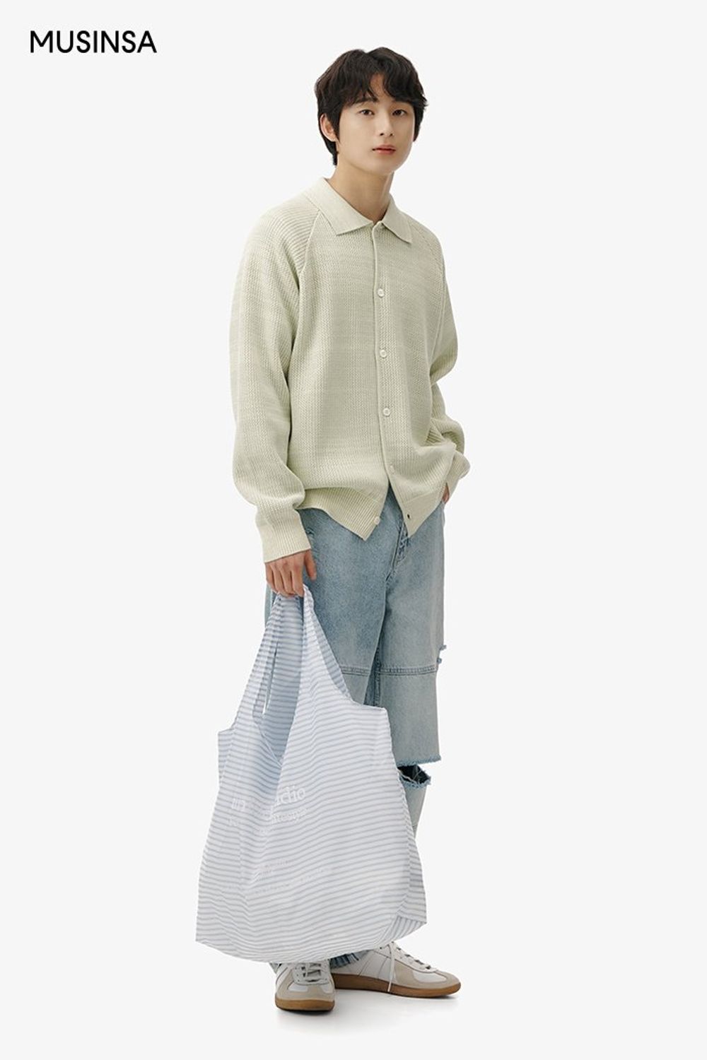 카디건에 데님 팬츠를 매치하고 에코 백을 더해 완성한 캐주얼 룩 #화사한 #오버핏 #스트라이프 #찢청 #워싱 #대미지 #봄 #캐주얼