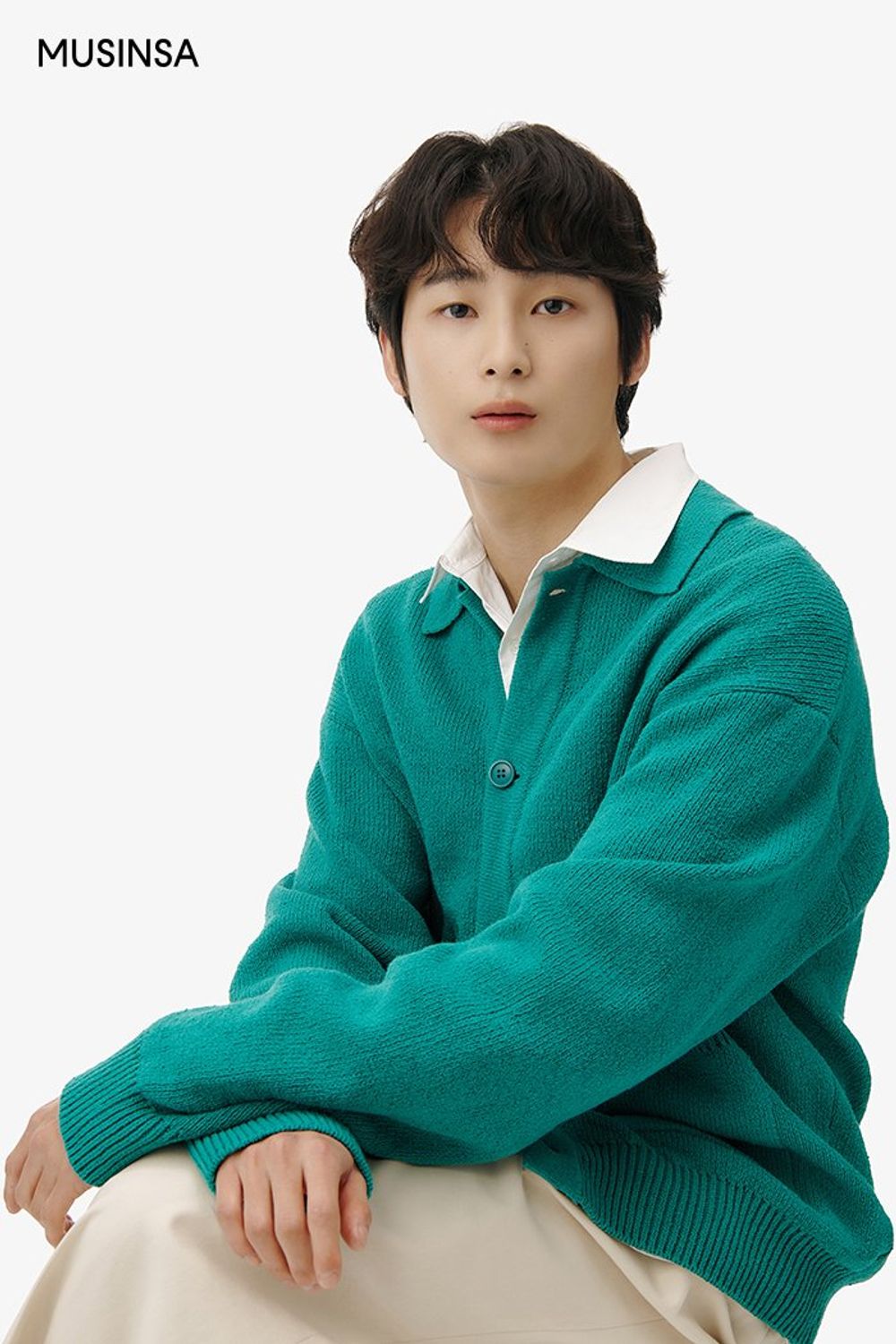 카디건에 셔츠를 매치하고 와이드 팬츠를 더해 완성한 댄디 룩 #컬러포인트 #와이드핏 #뉴트럴톤 #핀턱 #봄 #댄디