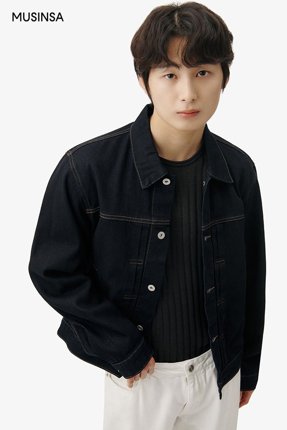 데님 재킷에 화이트 팬츠를 더해 꾸민 댄디 룩 #오버핏 #스티치 #봄 #댄디