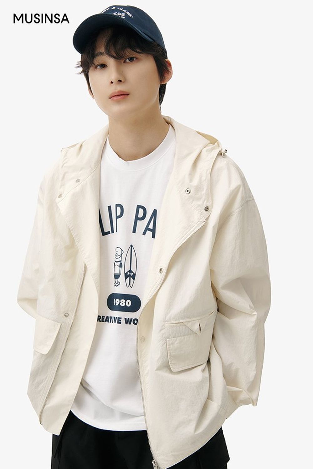 나일론 재킷에 티셔츠를 매치하고 하프 팬츠를 더해 완성한 스포츠 룩 #레터링 #캠핑 #스포티 #카고 #봄 #스포츠 #하이킹