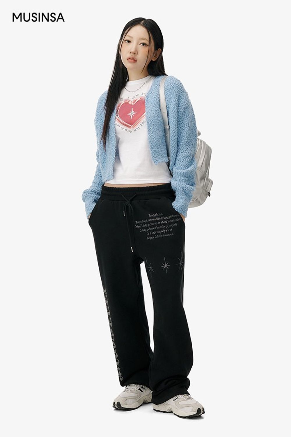 그래픽 티셔츠와 스웨트 팬츠를 매치하고 카디건을 걸쳐 마무리한 캐주얼 룩 #편안한 #환절기 #크롭 #봄 #캐주얼