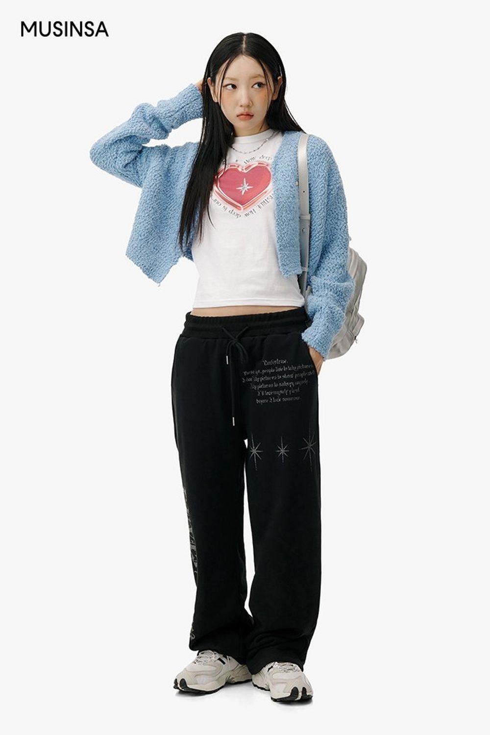 그래픽 티셔츠와 스웨트 팬츠를 매치하고 카디건을 걸쳐 마무리한 캐주얼 룩 #편안한 #환절기 #크롭 #봄 #캐주얼