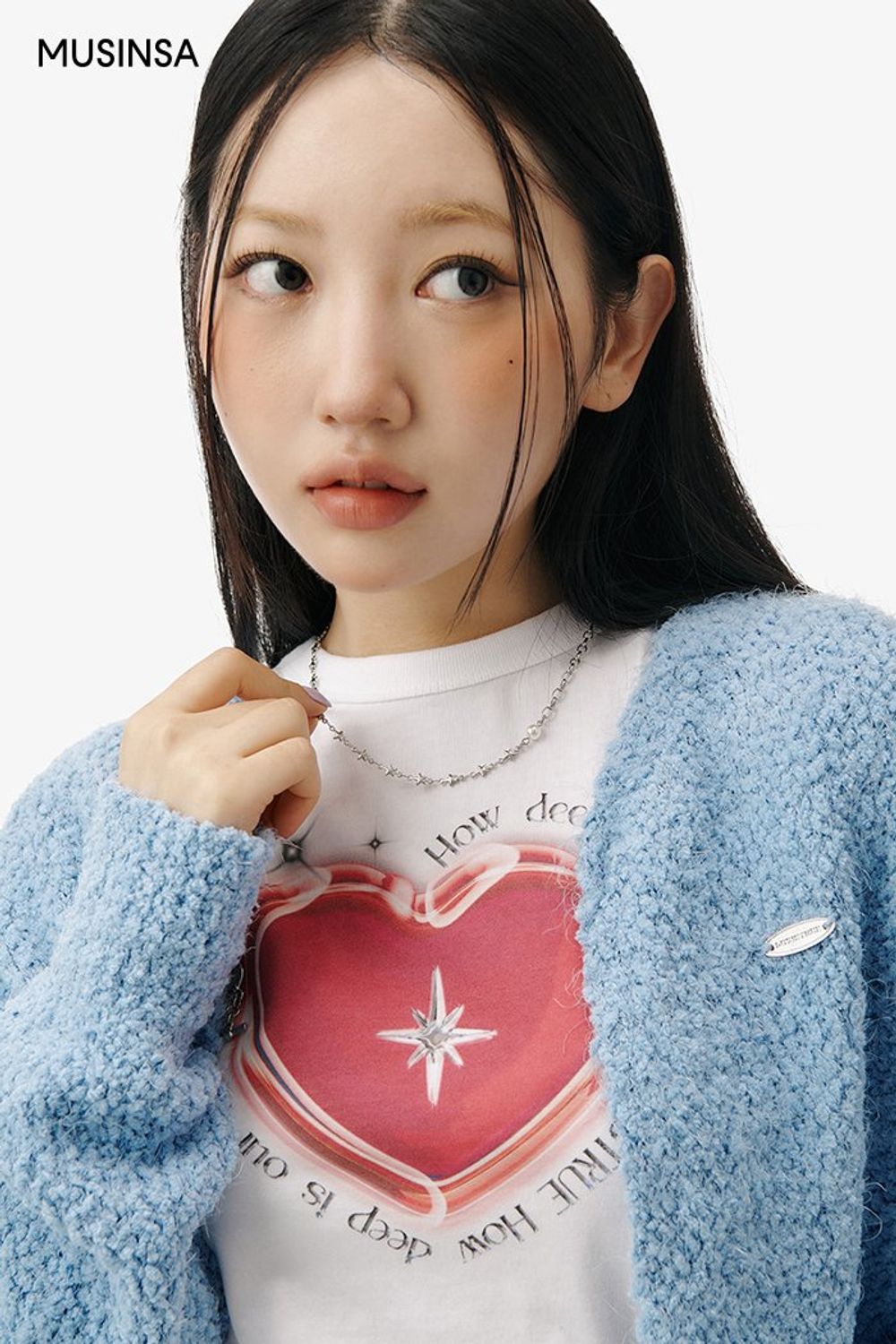 그래픽 티셔츠와 스웨트 팬츠를 매치하고 카디건을 걸쳐 마무리한 캐주얼 룩 #편안한 #환절기 #크롭 #봄 #캐주얼