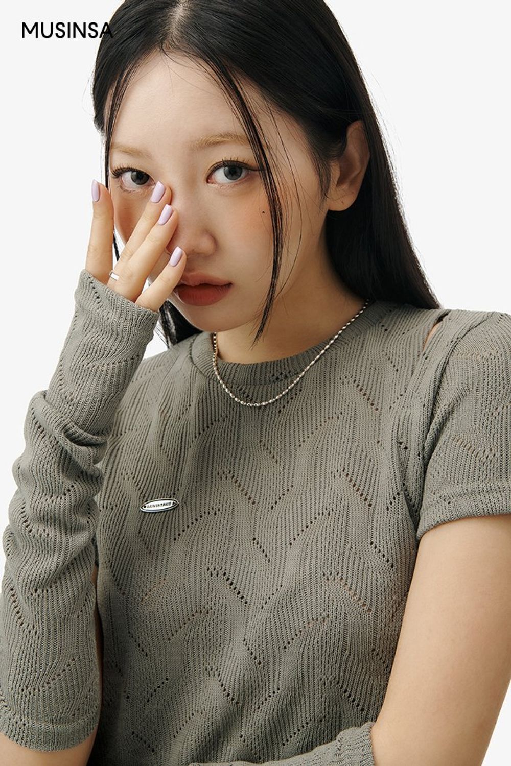 컷아웃 디테일이 돋보이는 티셔츠와 데님 팬츠로 연출한 스트릿 룩 #그래픽 #환절기 #셋업코디 #찢청 #컬러블록 #봄 #스트릿