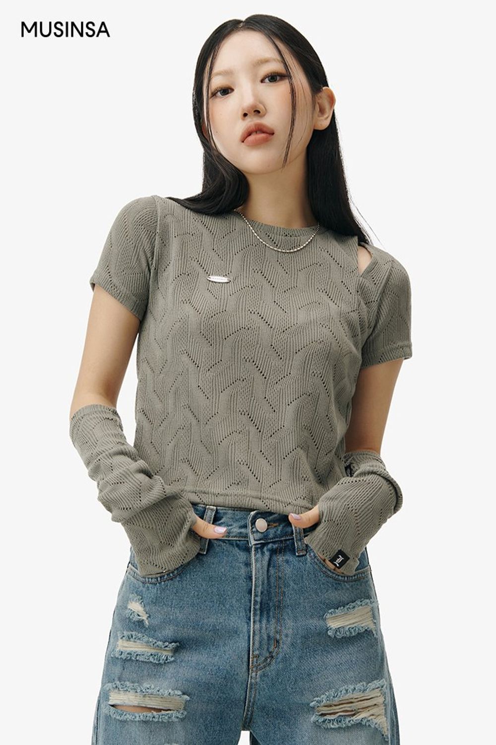 컷아웃 디테일이 돋보이는 티셔츠와 데님 팬츠로 연출한 스트릿 룩 #그래픽 #환절기 #셋업코디 #찢청 #컬러블록 #봄 #스트릿