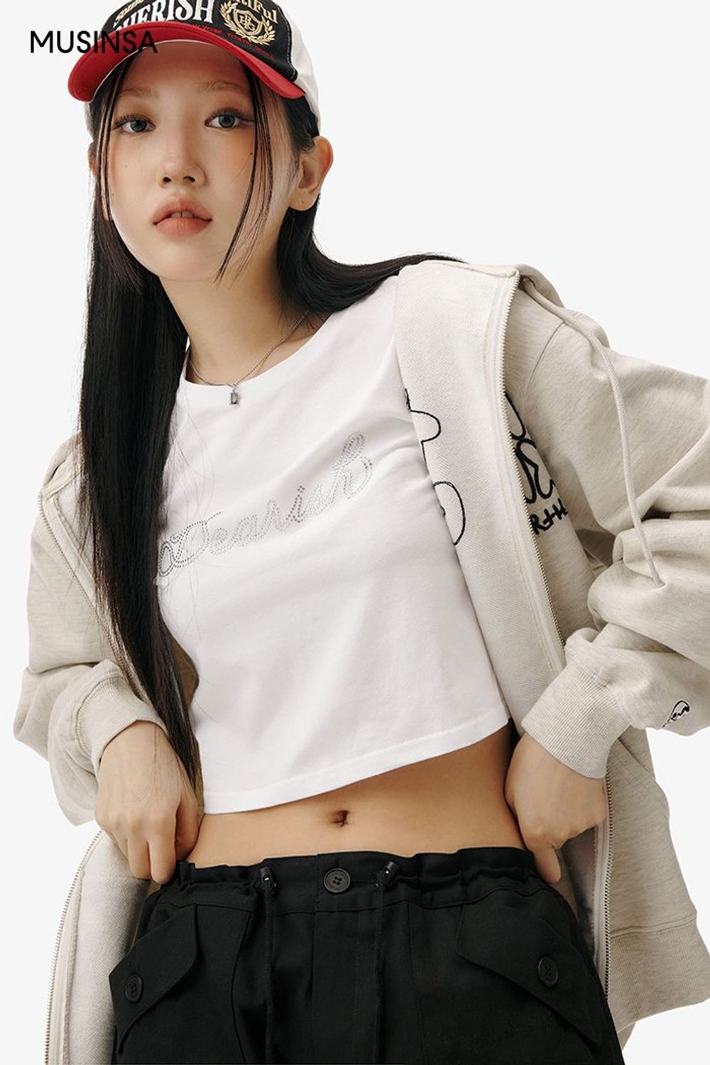 편안한 핏의 후드 집업과 와이드 팬츠를 매치한 스트릿 룩 #그래픽 #환절기 #와이드핏 #컬러블록 #크롭 #봄 #스트릿