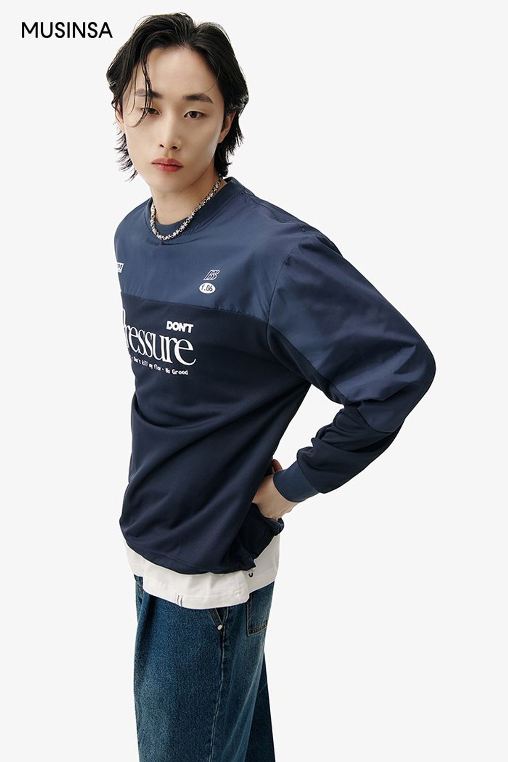 저지 티셔츠에 와이드 데님 팬츠를 코디하고 크로스 백으로 포인트를 준 캐주얼 룩 #레터링 #와이드핏 #컬러블록 #워싱 #핀턱 #봄 #캐주얼 #저지티셔츠 #에디터_최고은