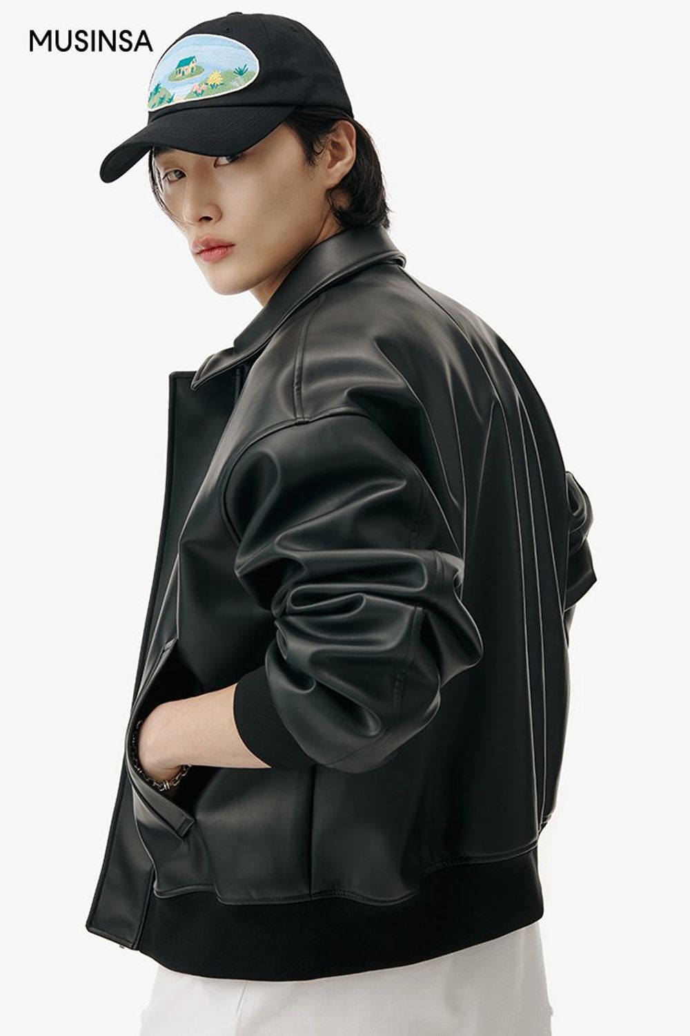 레더 점퍼에 숏 팬츠를 코디하고 볼캡으로 마무리한 캐주얼 룩 #로고플레이 #와이드핏 #모노톤 #레더 #자수 #대미지 #카고 #봄 #캐주얼 #에디터_최고은