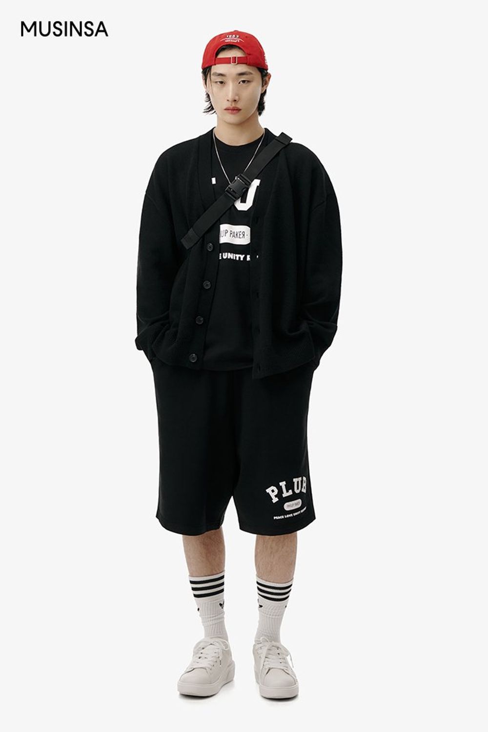 블랙 컬러 아이템에 레드 컬러 볼캡으로 포인트를 준 캐주얼 룩 #레터링 #컬러포인트 #올블랙 #스트라이프 #영캐주얼 #셋업코디 #봄 #캐주얼 #에디터_최고은