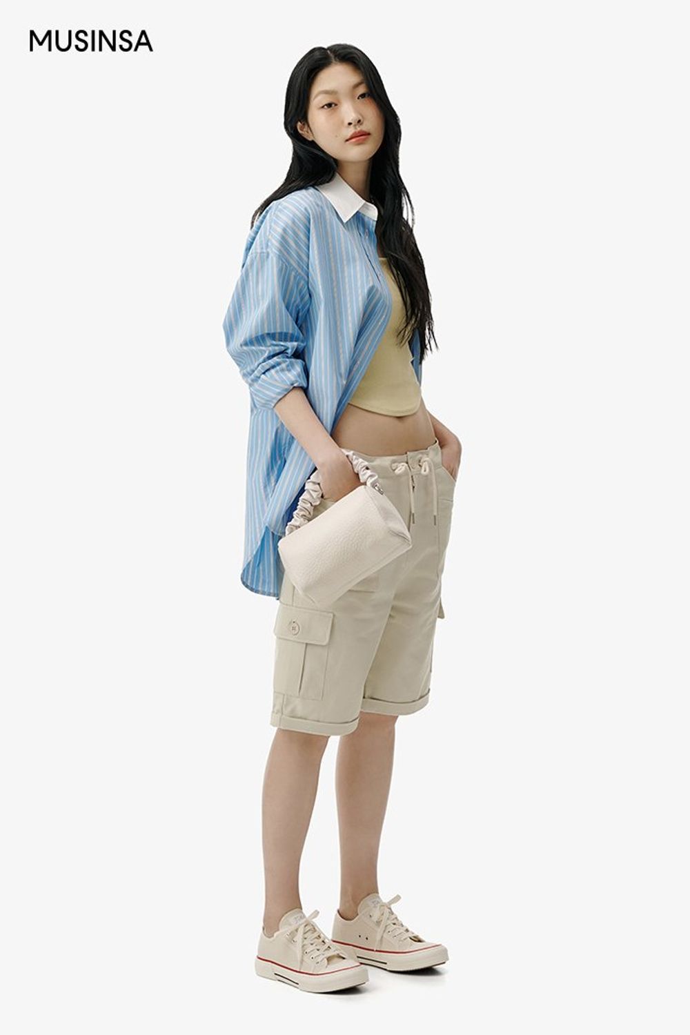 스트라이프 셔츠에 튜브 탑과 카고 팬츠를 코디한 캐주얼 룩 #화사한 #오버핏 #스트라이프 #셔링 #카고 #크롭 #봄 #캐주얼 #로우라이즈 #에디터_최고은