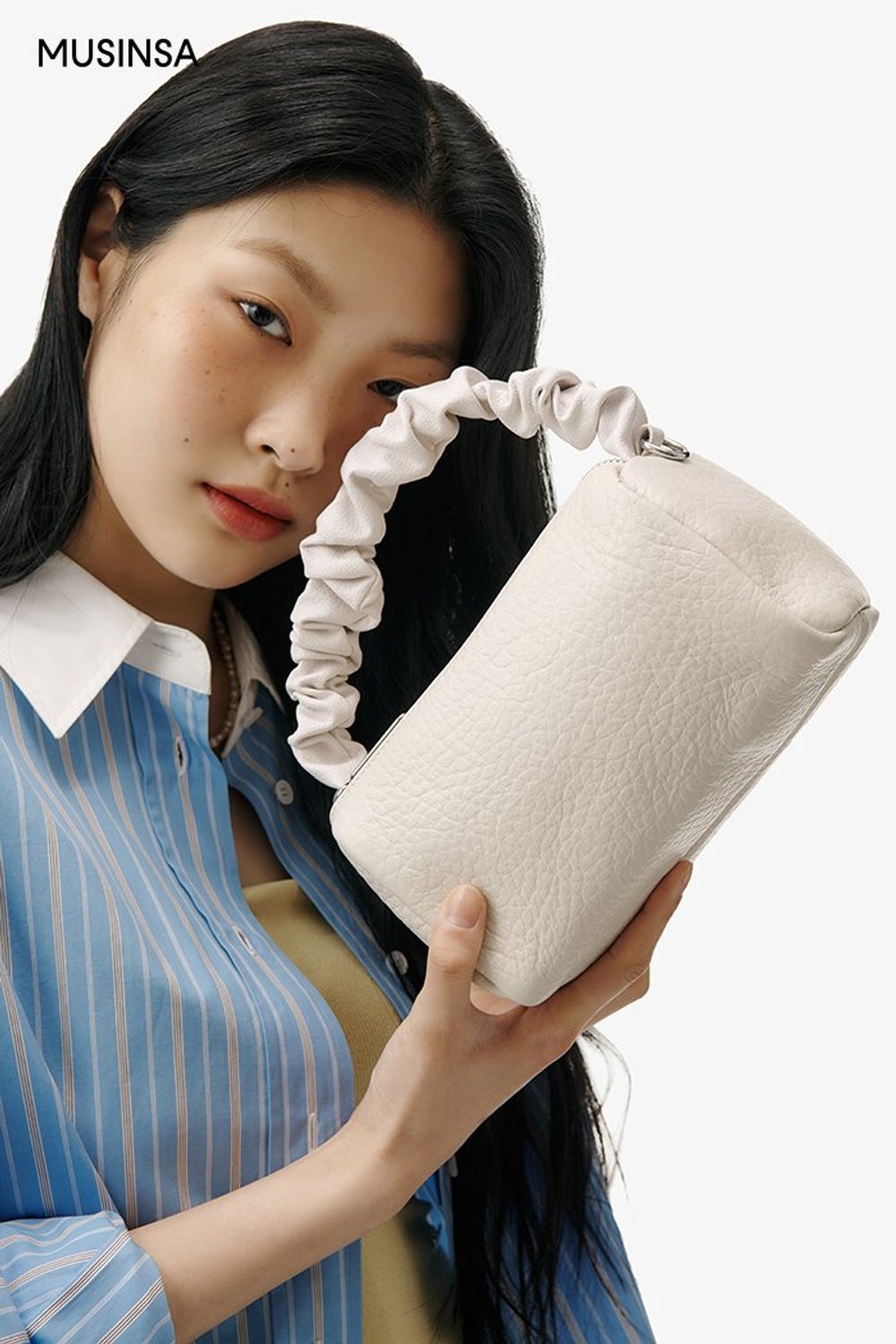 스트라이프 셔츠에 튜브 탑과 카고 팬츠를 코디한 캐주얼 룩 #화사한 #오버핏 #스트라이프 #셔링 #카고 #크롭 #봄 #캐주얼 #로우라이즈 #에디터_최고은
