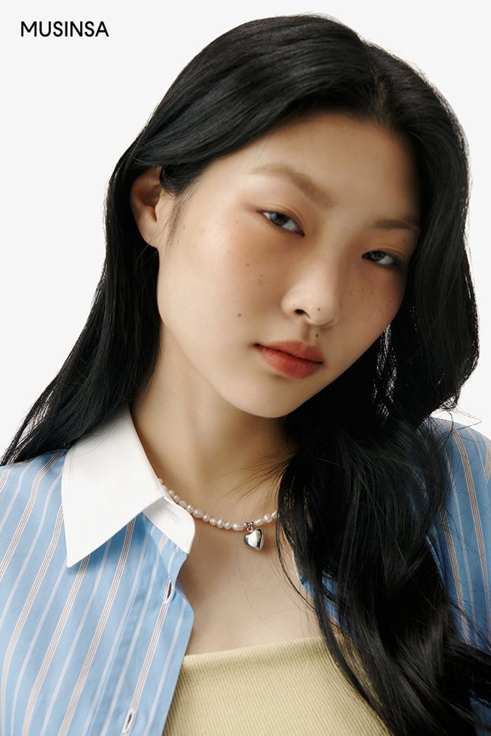 스트라이프 셔츠에 튜브 탑과 카고 팬츠를 코디한 캐주얼 룩 #화사한 #오버핏 #스트라이프 #셔링 #카고 #크롭 #봄 #캐주얼 #로우라이즈 #에디터_최고은