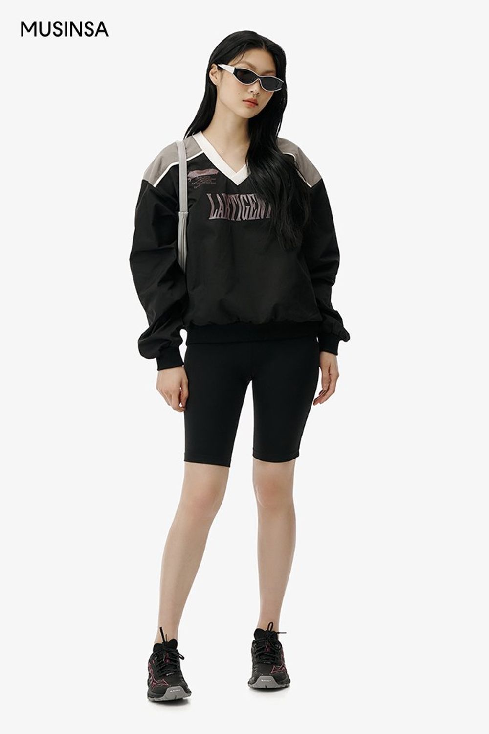 나일론 스웨트셔츠에 바이커 쇼츠를 코디한 고프코어 룩 #편안한 #그래픽 #올블랙 #애슬레저룩 #스포티 #컬러블록 #고프코어 #봄 #에디터_최고은